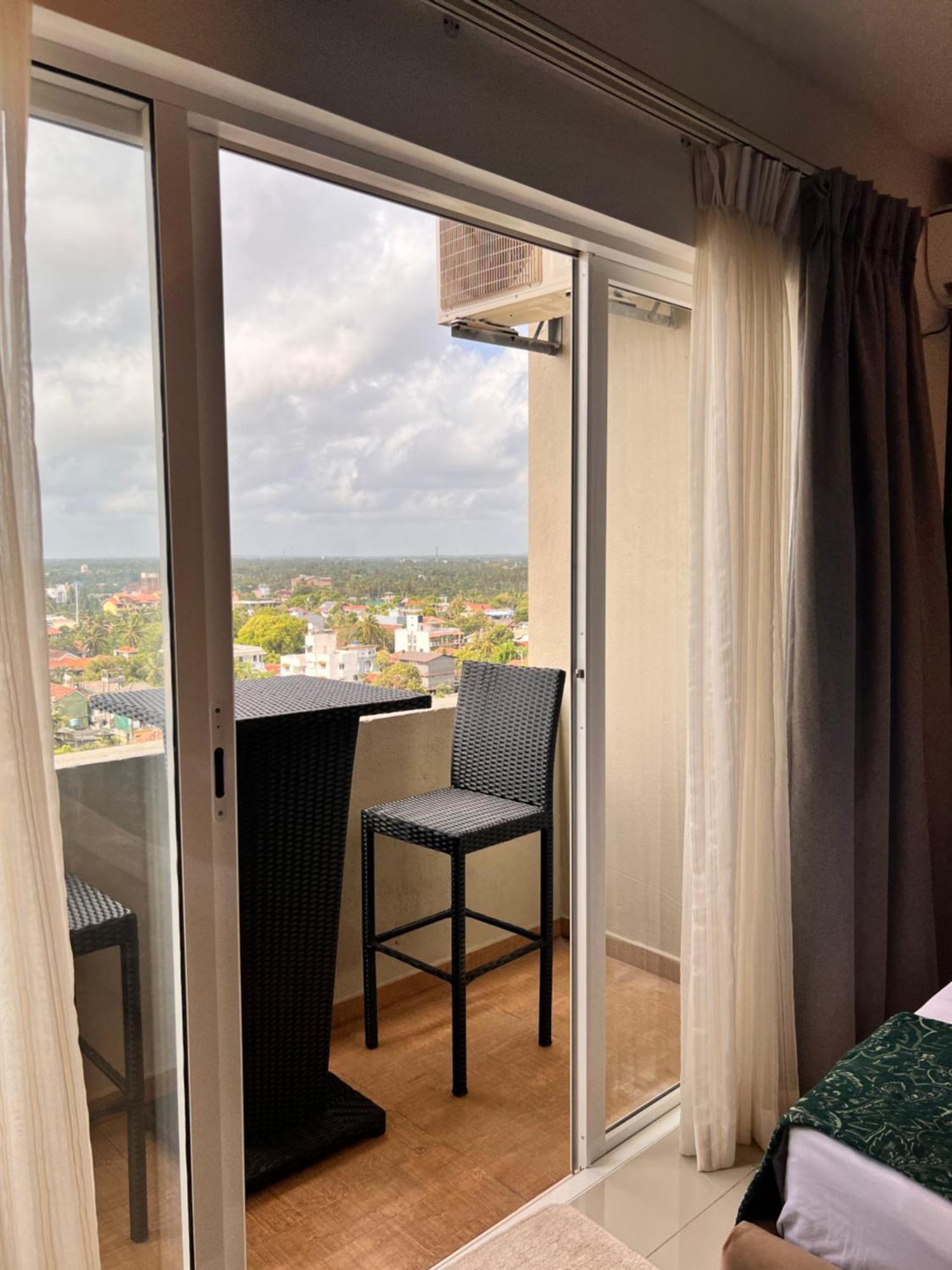 Ocean Breeze Negombo- Tidesend Luxury Beach Apartments Esterno foto