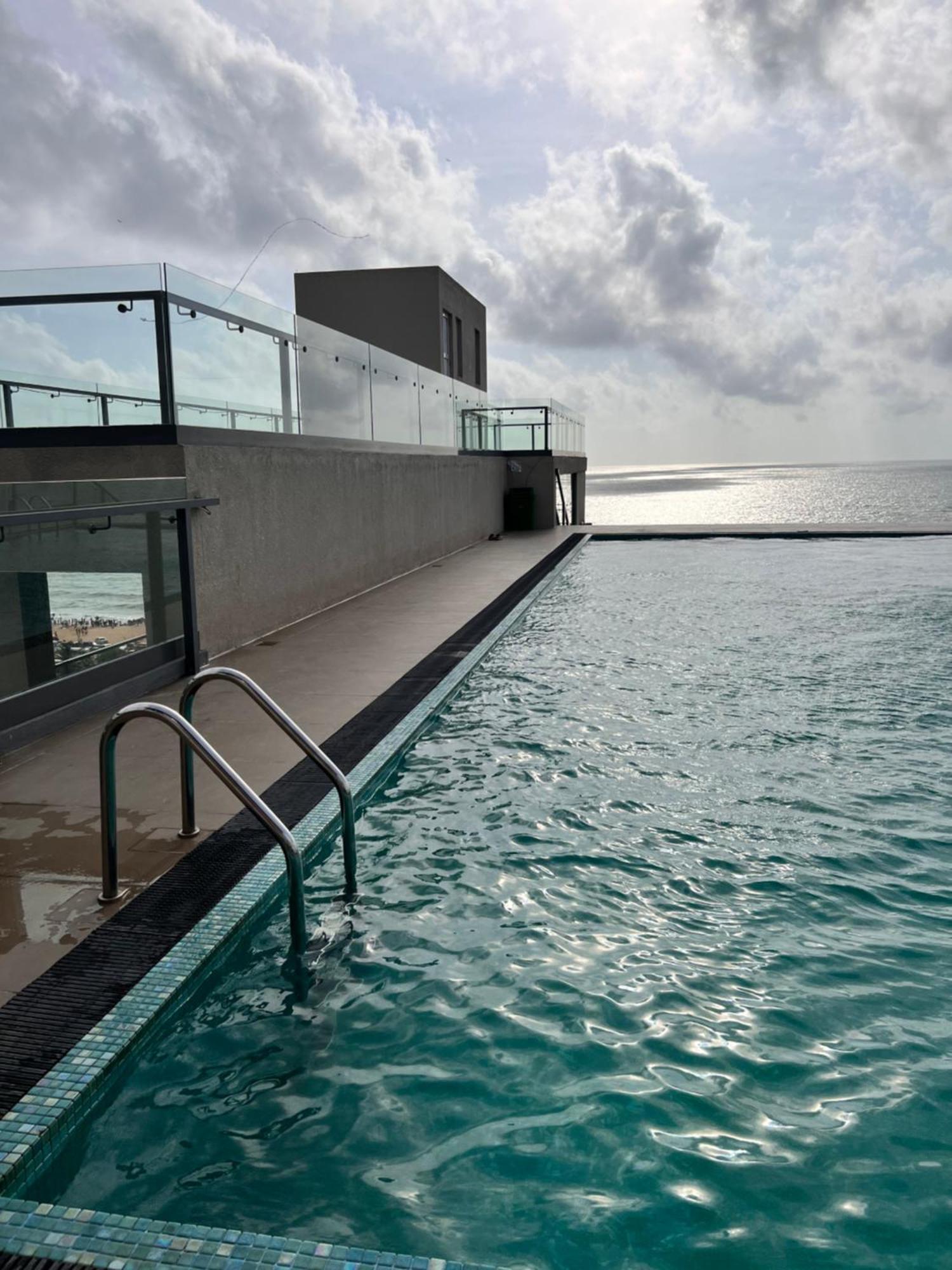 Ocean Breeze Negombo- Tidesend Luxury Beach Apartments Esterno foto