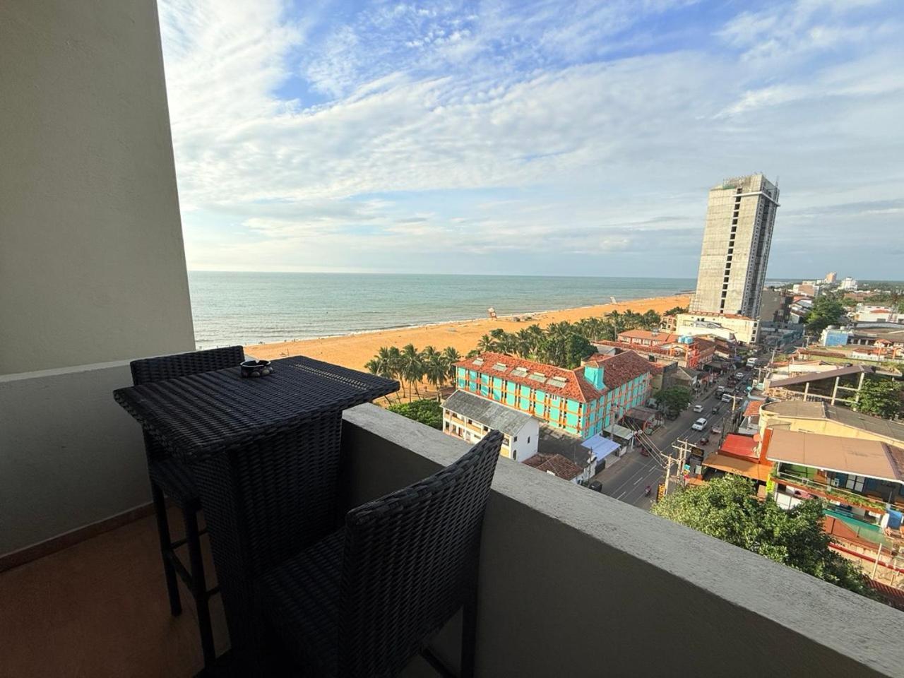 Ocean Breeze Negombo- Tidesend Luxury Beach Apartments Esterno foto