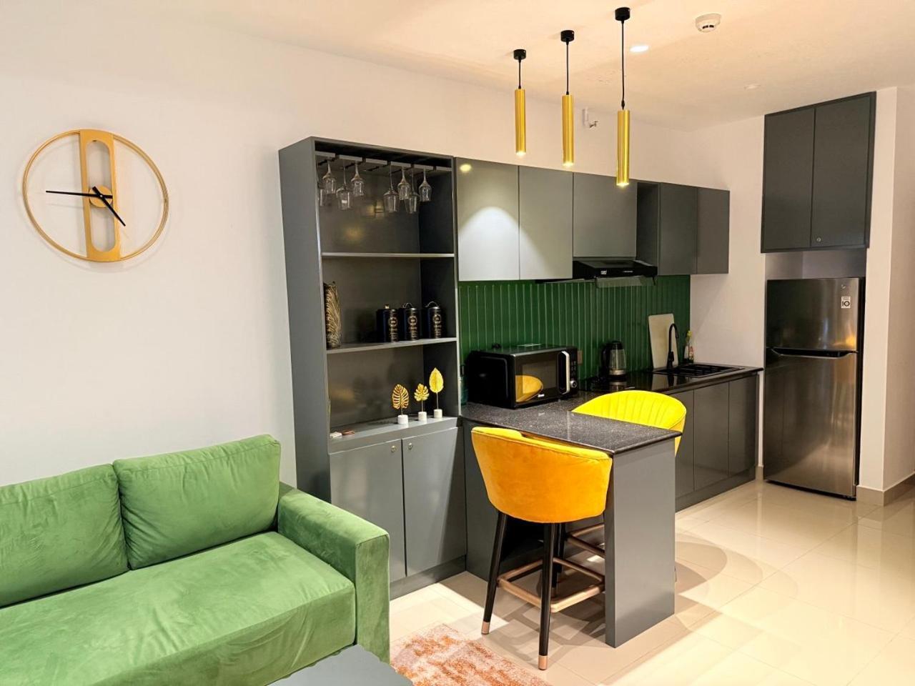 Ocean Breeze Negombo- Tidesend Luxury Beach Apartments Esterno foto