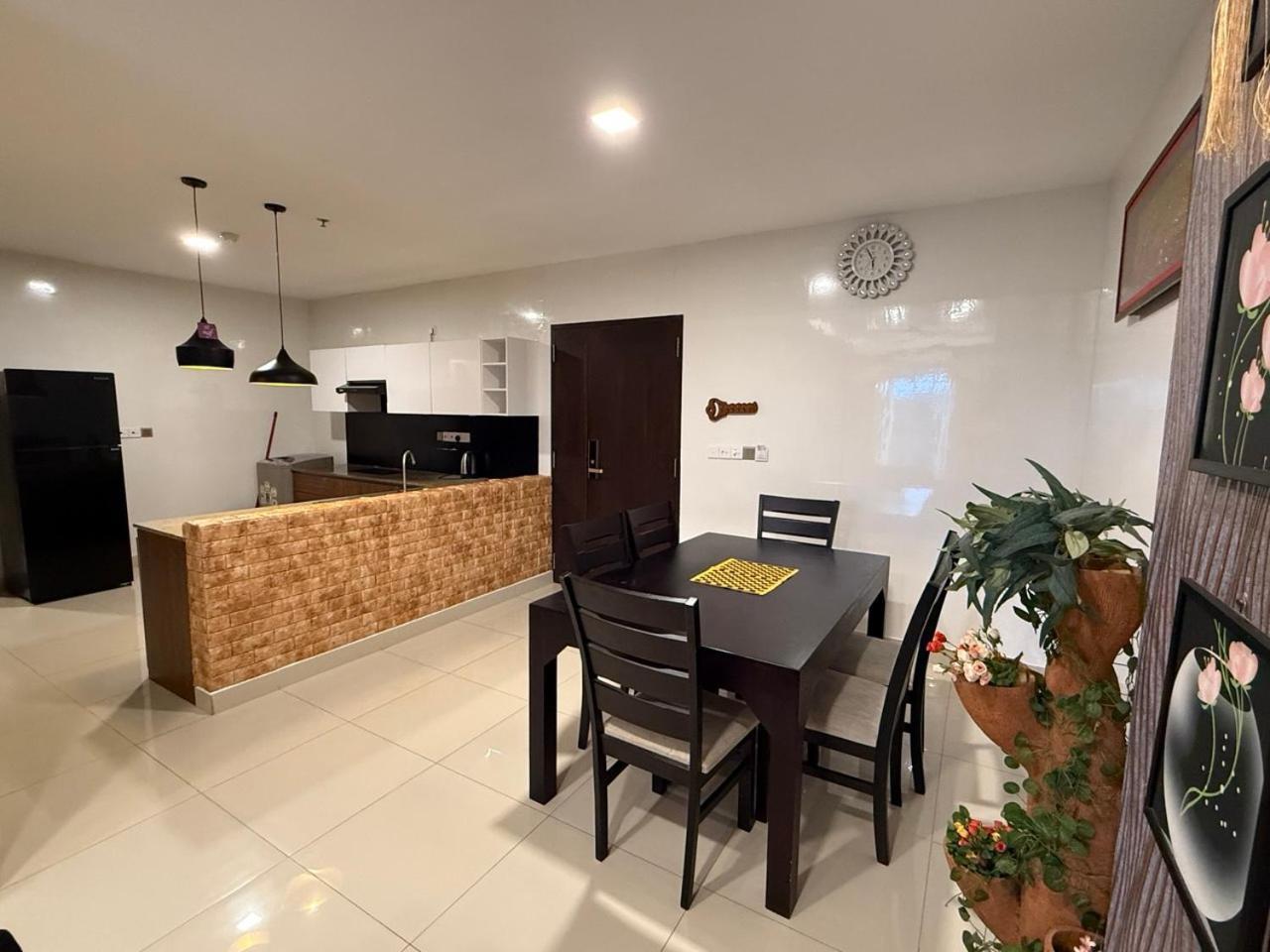 Ocean Breeze Negombo- Tidesend Luxury Beach Apartments Esterno foto
