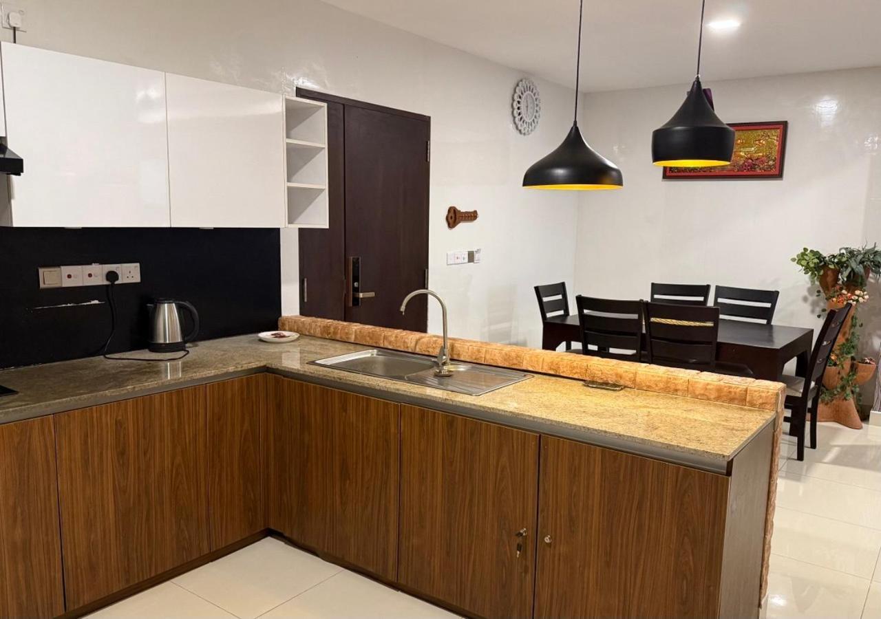 Ocean Breeze Negombo- Tidesend Luxury Beach Apartments Esterno foto