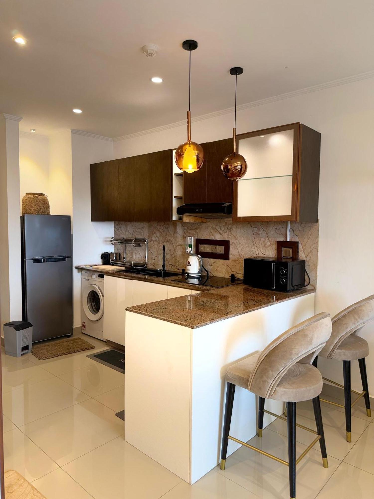 Ocean Breeze Negombo- Tidesend Luxury Beach Apartments Esterno foto