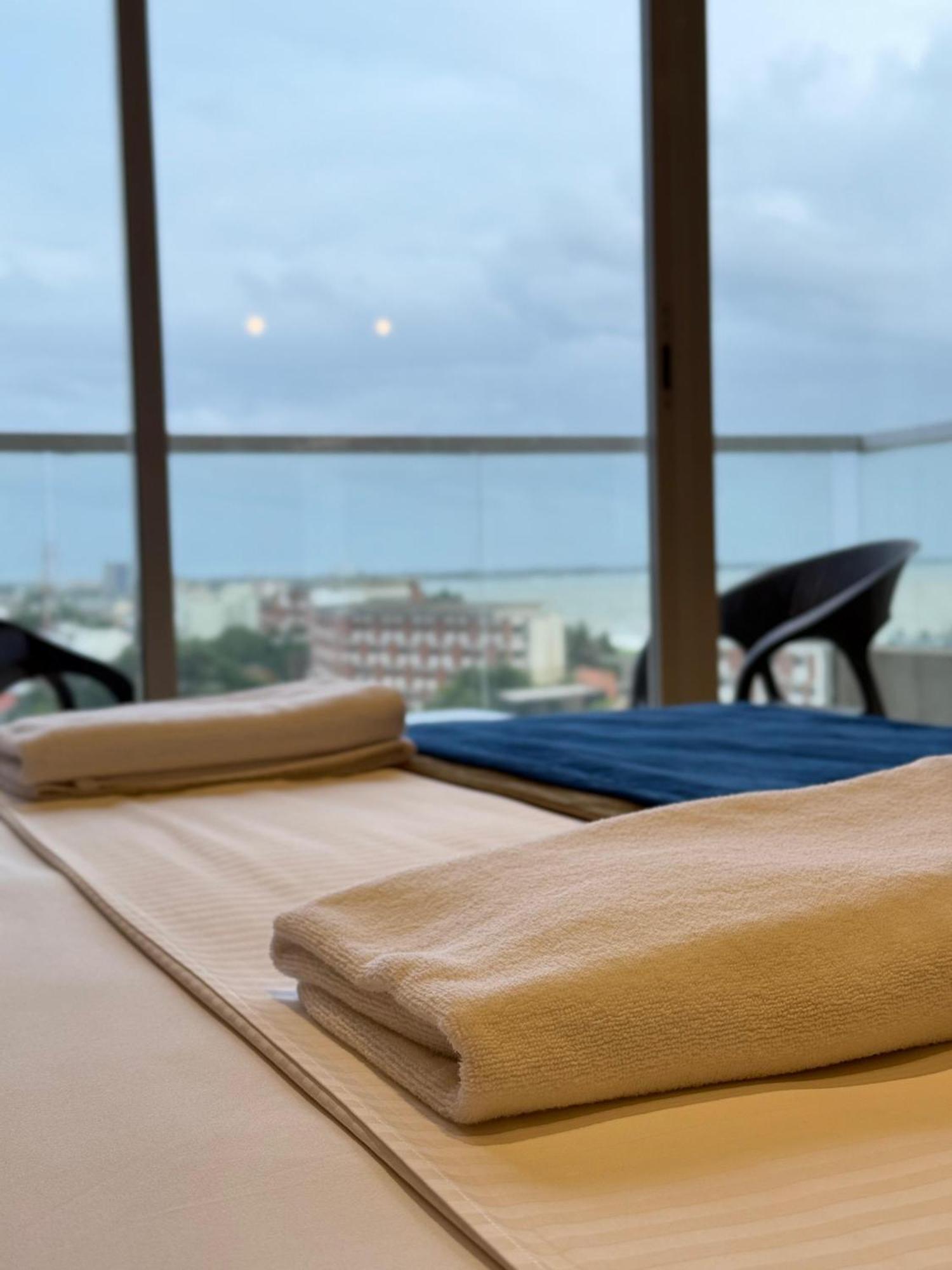 Ocean Breeze Negombo- Tidesend Luxury Beach Apartments Esterno foto