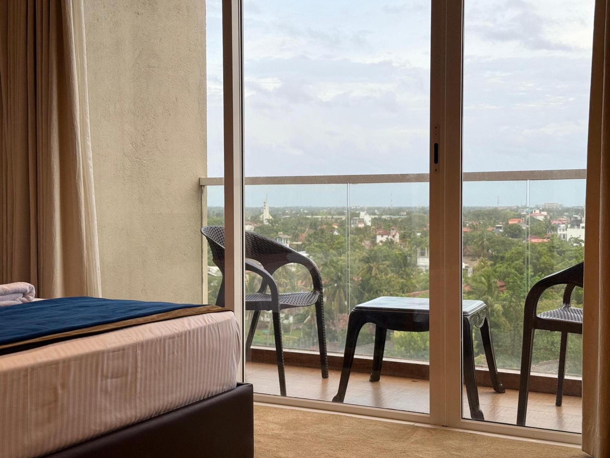 Ocean Breeze Negombo- Tidesend Luxury Beach Apartments Esterno foto