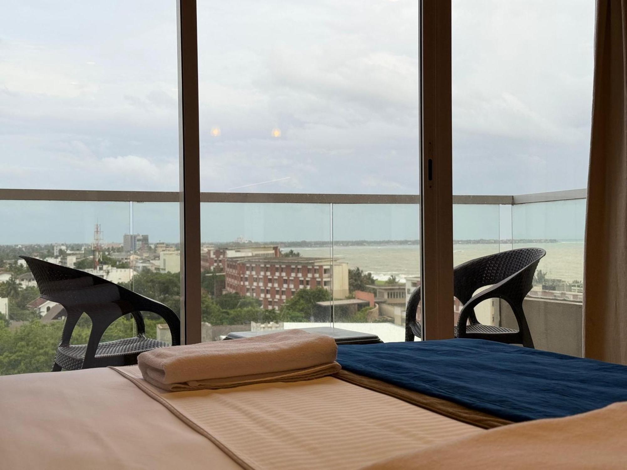 Ocean Breeze Negombo- Tidesend Luxury Beach Apartments Esterno foto