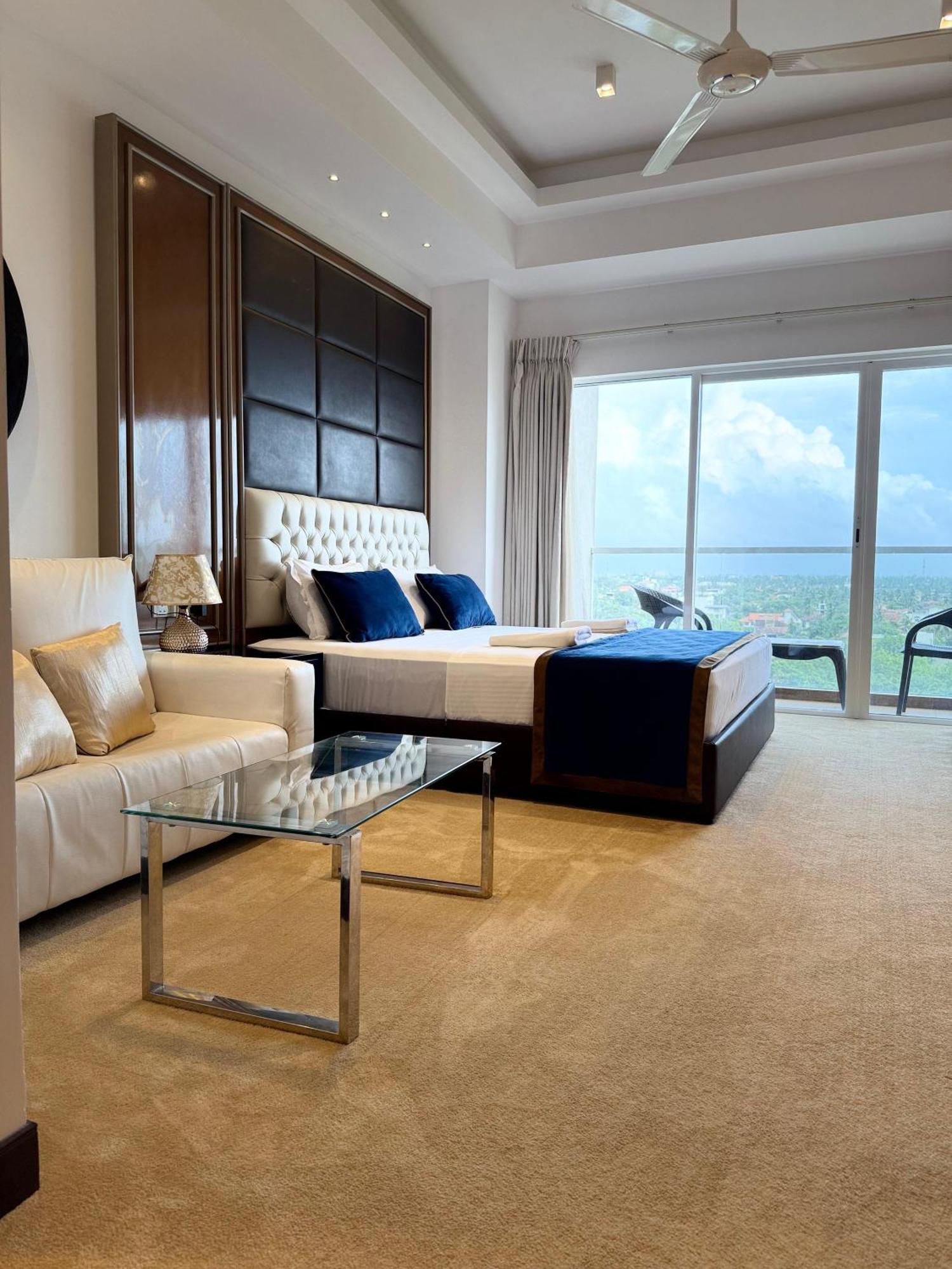 Ocean Breeze Negombo- Tidesend Luxury Beach Apartments Esterno foto